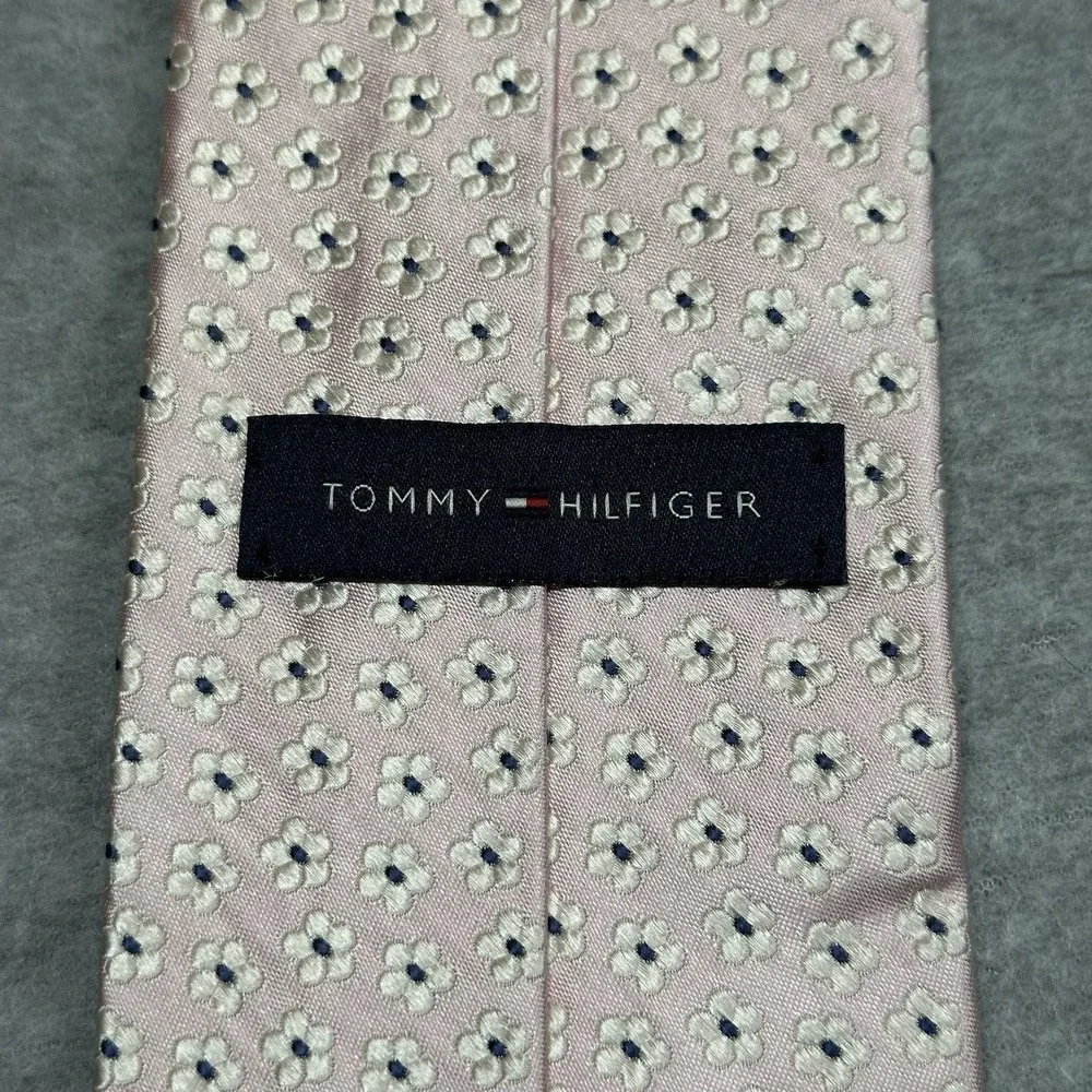 Tommy Hilfiger Mens Neck Tie Pink Silk White Flowers‎ Pattern Navy Pin Dot Tail